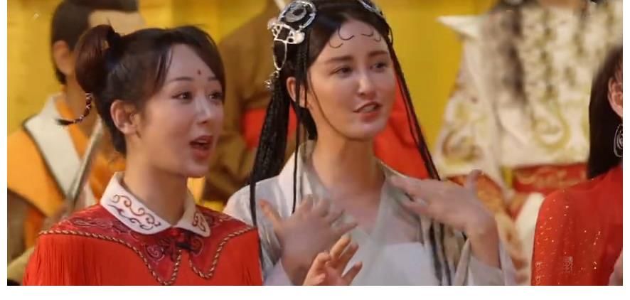 六小龄童|《萌探》感人一幕!六小龄童仔细确认面具是否开了,杨紫表现好暖