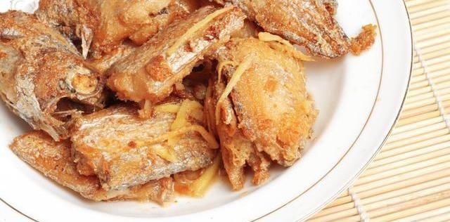 煎带鱼，挂面糊还是裹淀粉？厨师说漏嘴：都不对，这才是正确做法