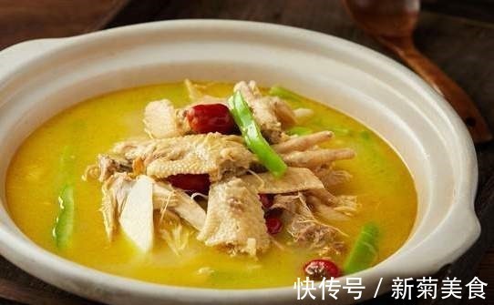 炖鸡汤时，先焯水还是直接炖教你正确方法，鸡汤鲜美好喝还不腥