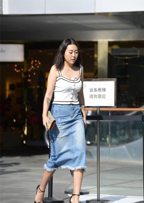 高腰牛仔筒裙搭配一字带细高跟，微胖身材也可以搭配出时尚美