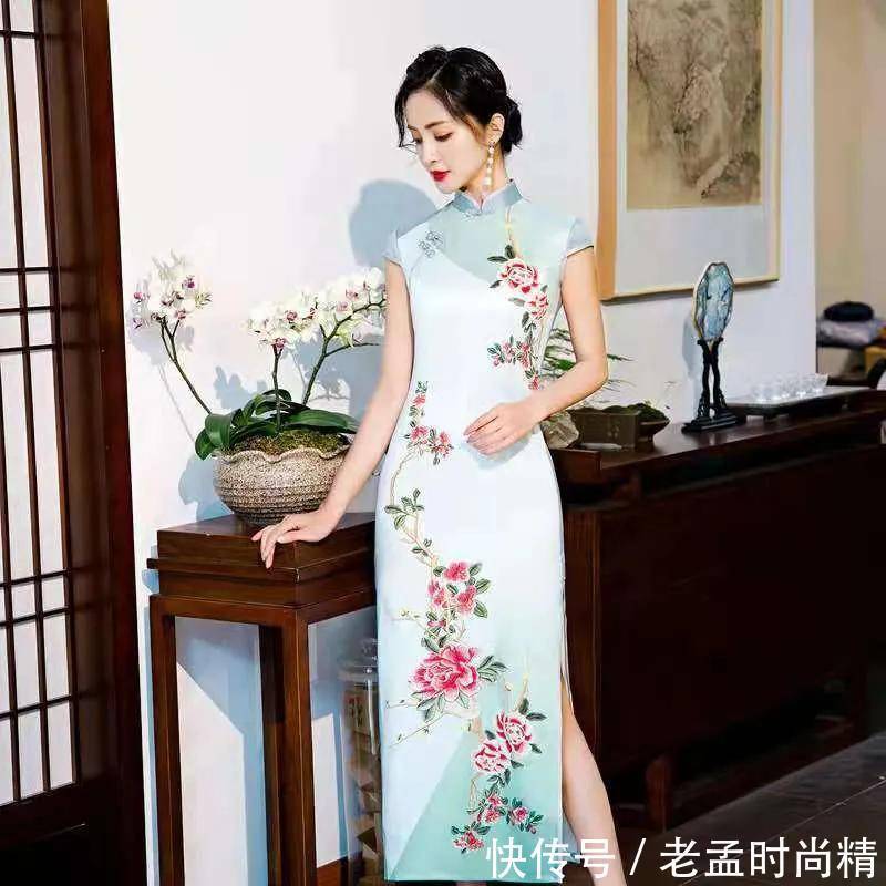 时髦|女人一生总要穿一次“旗袍”,今年流行的是这件,时髦显瘦又优雅