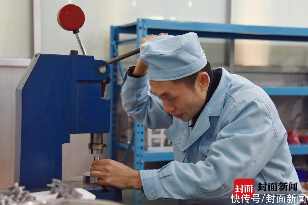 为“天问一号”发动机造“开关”①｜在30倍工具显微镜下给零件“挑刺”