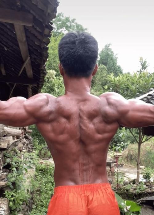 农村|这位从农村里走出来的肌肉男，到底什么水平？