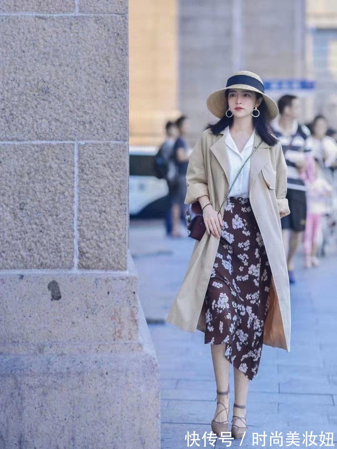 女人|“风衣”怎么穿才优雅显贵,看三木的搭配就知道,适合40岁的女人