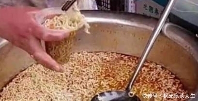 摆摊|大妈街上摆摊卖方便面,1元一份00后很爱吃,某师傅慌了