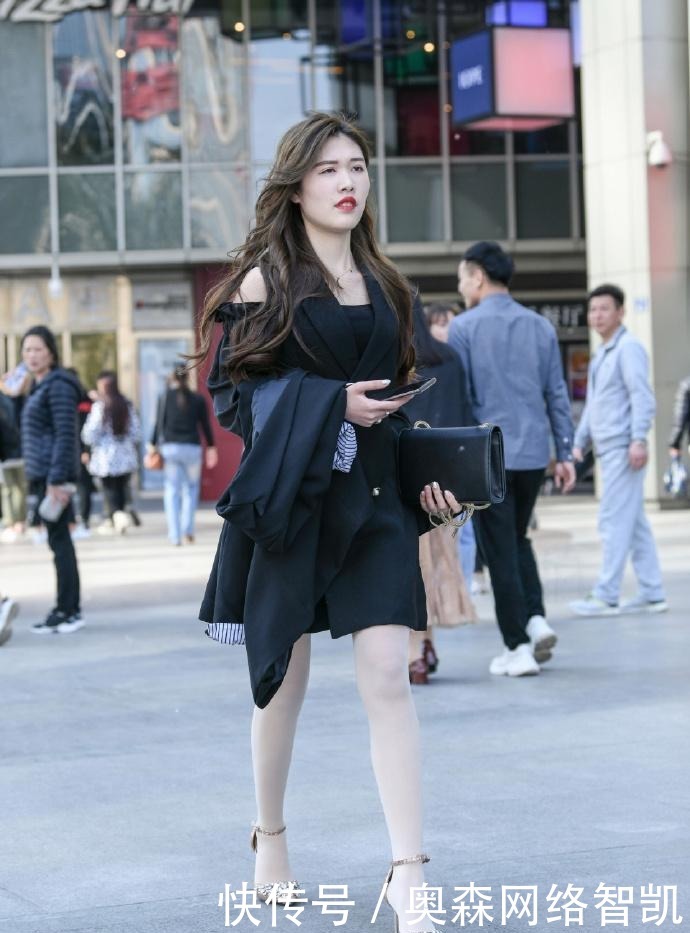 时尚|街拍:洁白无瑕的“白丝袜”,滑如凝脂