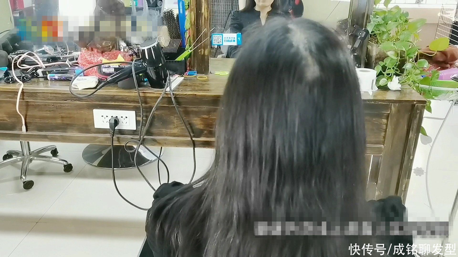 年过五十发量少怎么烫减龄？摩根烫+螺旋卷，蓬松洋气又显发量多