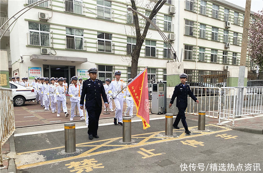 幼儿园里来了交通安全小老师“小手拉小手”共上交通安全课