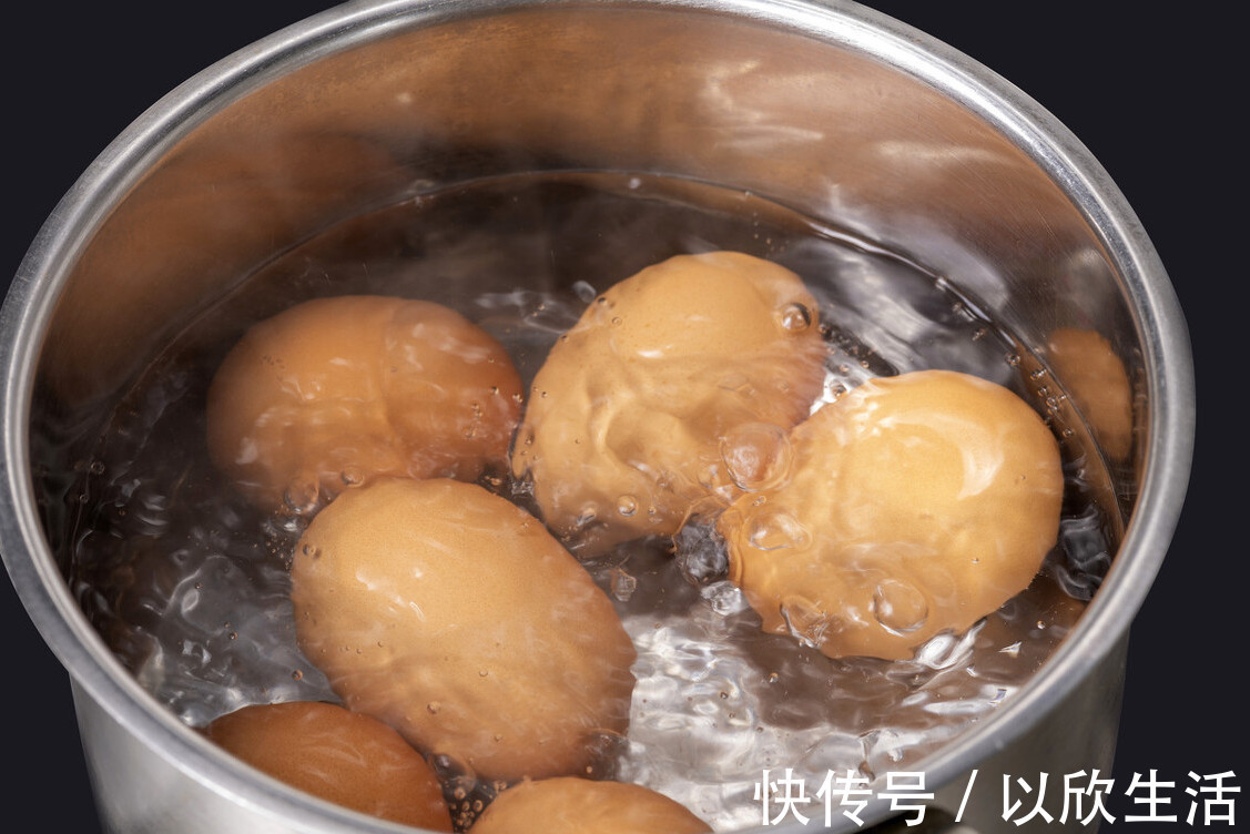 浸泡|煮鸡蛋,不可直接加水煮,多加这2步,鸡蛋又香又嫩,还很好剥壳