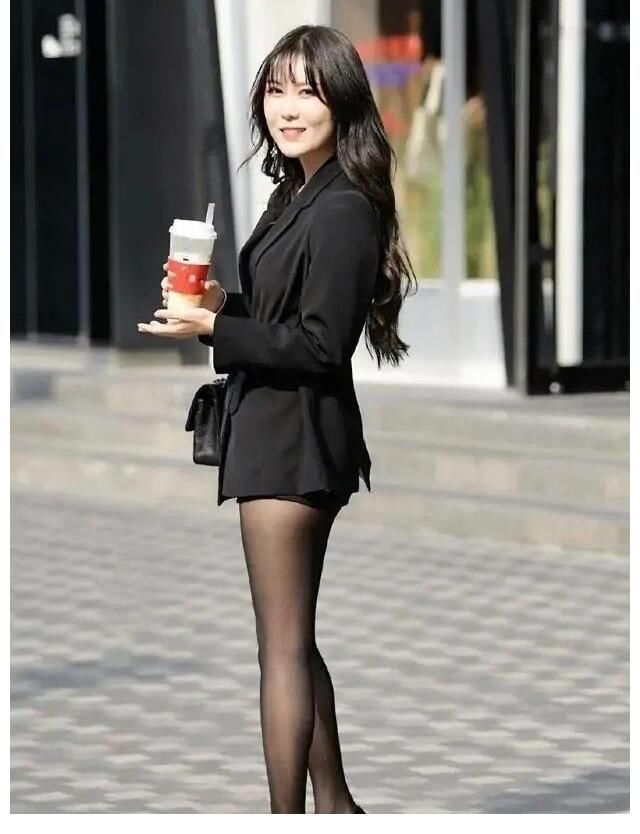 小西装 短裤+小西装？穿搭尽量避免繁琐，而浪费了自己的身材优势！