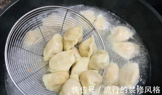 煮冻饺子时,用热水还是冷水煮?都错了,30年大厨教你正确方法!