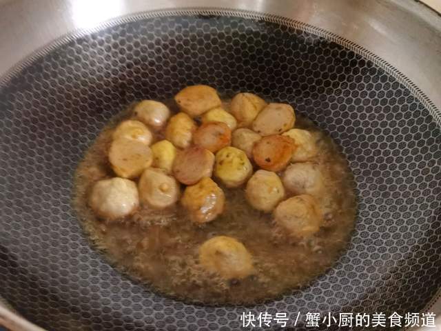 香喷喷的韭菜炒肉丸，美味又下饭，一大盘不够吃