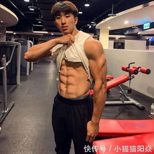 大男孩|阳光男孩的肌肉身躯：麒麟臂爆筋，胸肌饱满，腹肌和人鱼线很质感