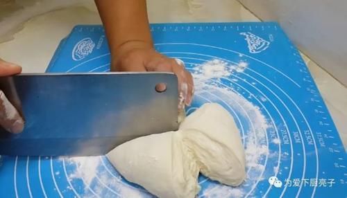 烙饼这样做才好吃，开水一烫，张张柔软又劲道，比手抓饼还好吃