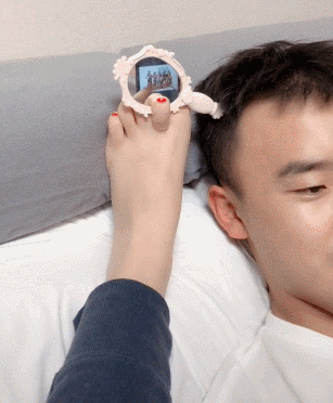 |搞笑GIF：保安很好笑吗？我最鄙视的就是你这种不捐款还在那里哈哈大笑的人