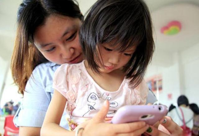 孩子|9岁男童因玩手机成歪脖,治疗时表姐忍不住露出笑容