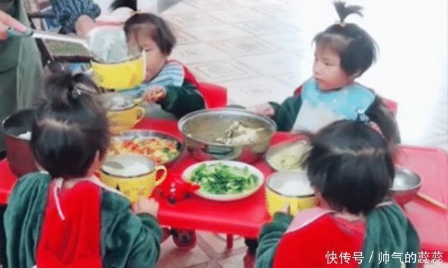 场面|四胞胎一起吃饭,场面温馨,网友看到菜盘顿感“压力山大”