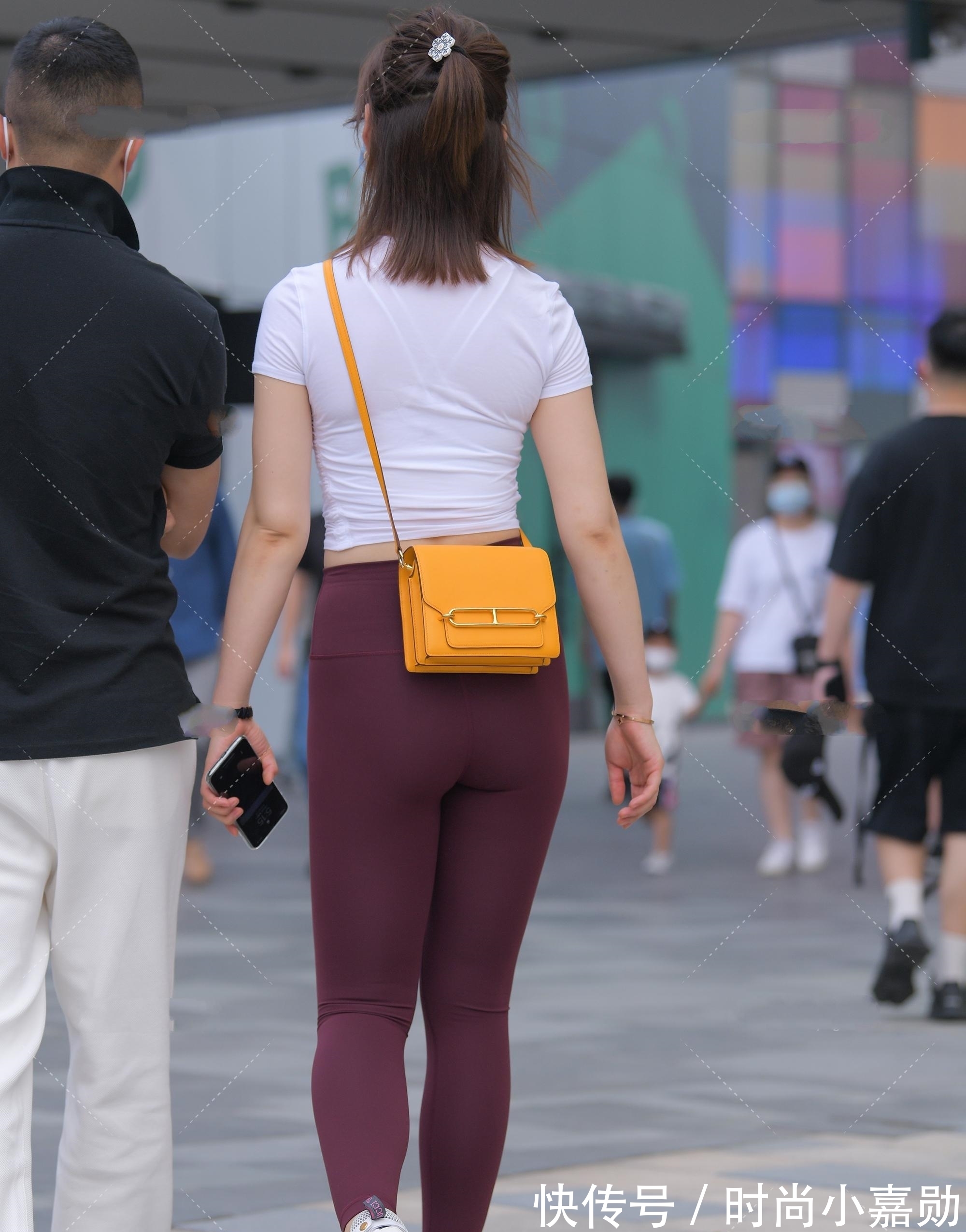 小挎包 枣红色紧身裤搭配明黄色小挎包,端庄优雅,明朗活泼
