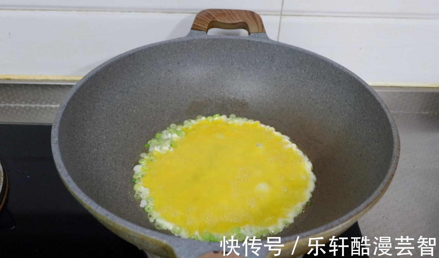 秋季,鸡蛋别再蒸鸡蛋羹,换一种新花样,营养全面好消化,别错过