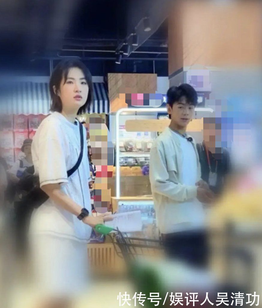 周也|丁真在《中餐廳5》的路透照比龔俊還多？周也當眾摳鼻孔引起熱議