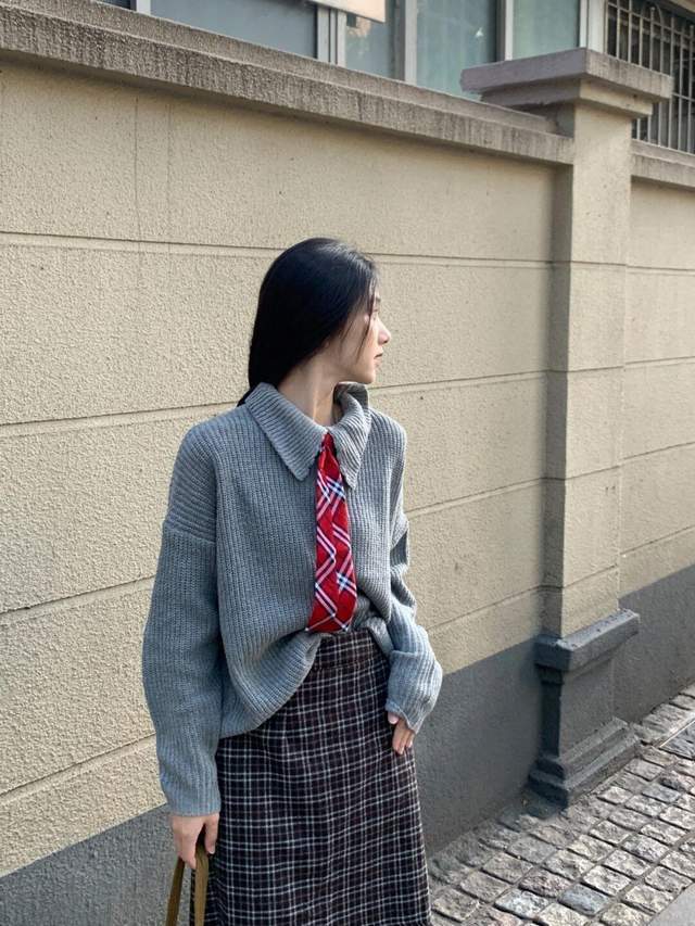 上身 秋冬季节想要穿出氛围感,红色毛衣搭配牛仔裤,高级又显气质