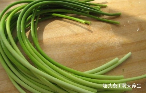 亲爱的|蒜苔和一宝搭配吃,防止血栓,保护肝脏,现在知道还不算晚