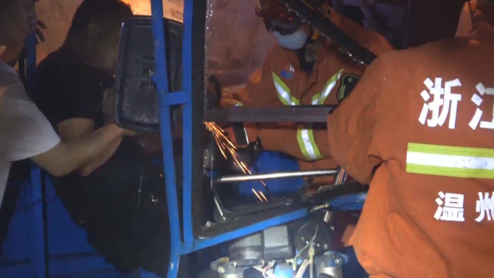 救援人员|护栏钢管插入左胸，苍南消防紧急救援