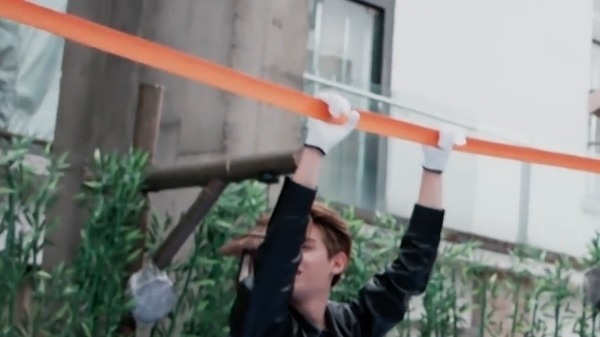 《密逃3》难度堪比“极挑”，邓伦再现高难度动作，转体180度