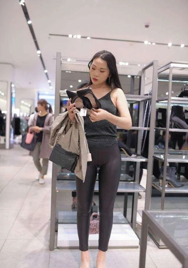 高腰裤 黑色打底裤搭配性感上衣,显高显瘦还能很有范,彰显品位