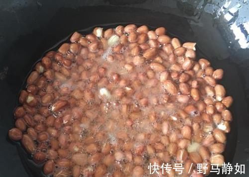 陈年|炸完花生米,直接撒盐就错了老师傅只用这一招,放多久都香脆