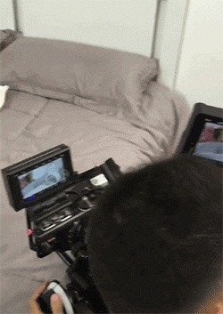 |搞笑GIF:据说刚化完妆的女生都是这样换衣服的