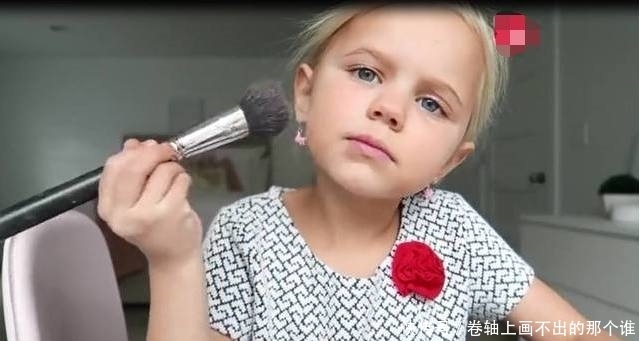 小萌娃学妈妈化妆，妆后的样子，爸爸说是他的前世情人！