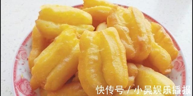 油条店大厨教你炸油条,不放酵母,个个金黄酥脆,凉了也是软乎的