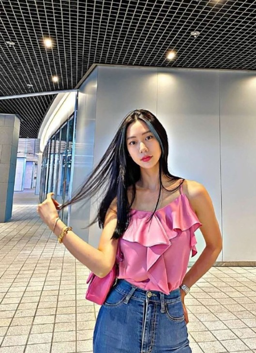 大长腿|克拉拉这身材绝了,粉色吊带配牛仔裤高挑时髦,曲线曼妙惹人羡