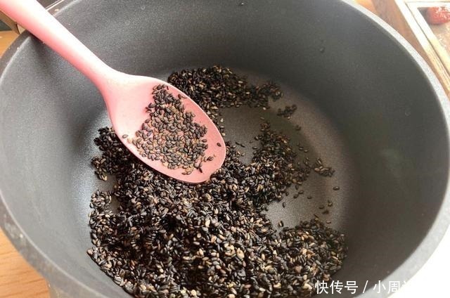 蛋白质是豆浆的4倍,每天喝1碗,清肠道还补血,头发乌黑更年轻