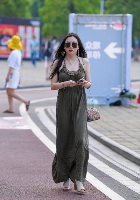  度假风情|身穿挂脖裙的小姐姐，将度假风完美hold，兼具时尚与风情