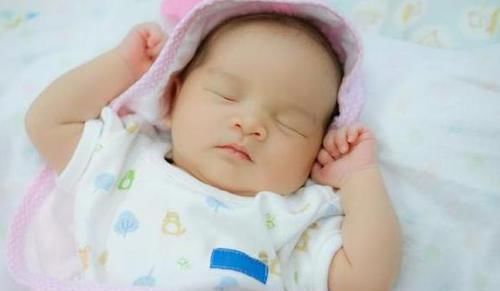 宝宝|宝爸陪娃午睡,醒后发现孩子的小脚丫“凉了”,连忙去探宝宝呼吸