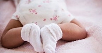 小宝宝|小宝宝穿袜子还是光脚?很多宝妈误会了,做错对娃伤害很大