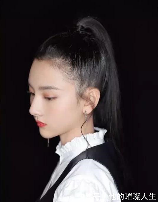 烫发 发型师透露这3种发型留久了,“发际线”易上移,特别最后一种!