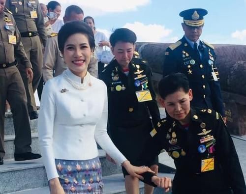 玛哈国王!泰国贵妃娘娘好威风!下台阶都有宫女搀扶,比苏提达王后会享受