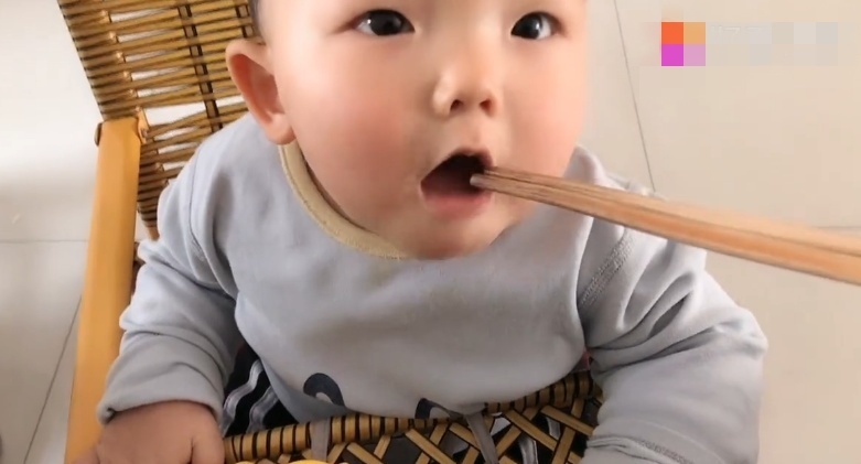 妈妈竟喂宝宝“吃空气”,戏精宝宝将计就计,小表情亮了
