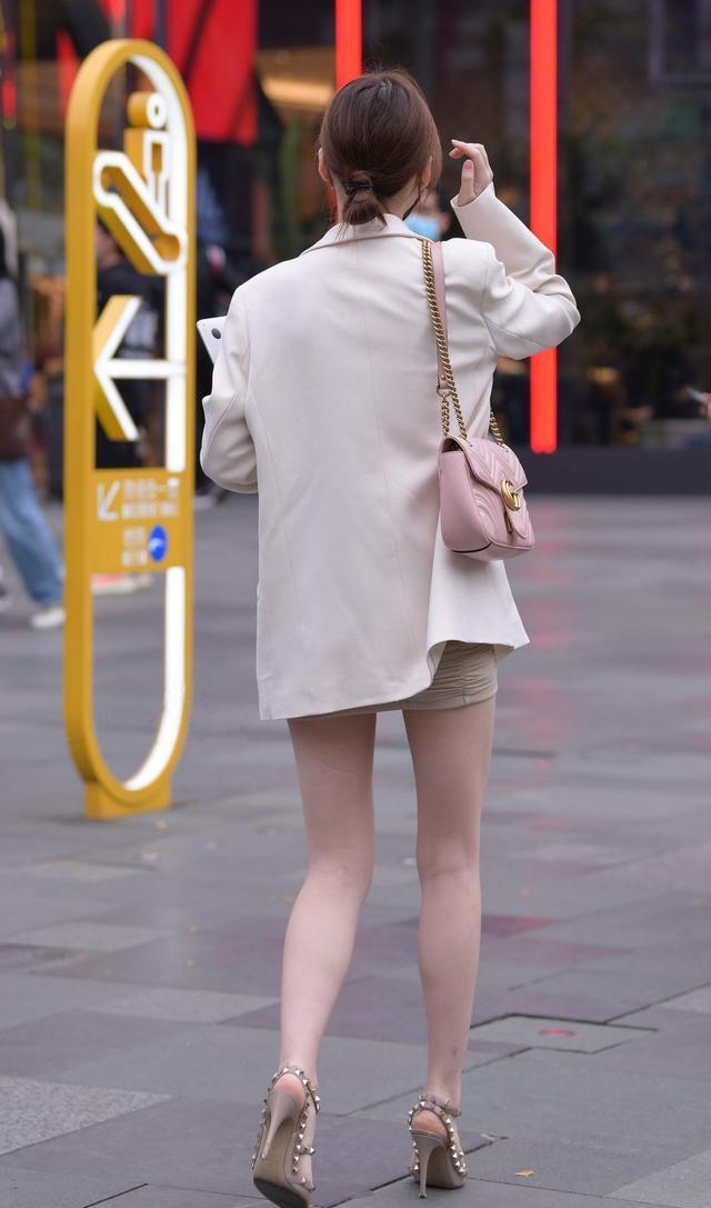 春天穿吊带裙搭配什么上衣和鞋子? 掌握这几个技巧, 温柔显气质