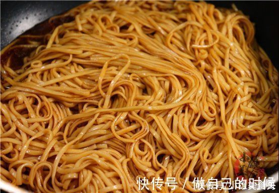 面条|面条这样做,连吃一个月都不腻,几分钟就出锅,一大盘都不够吃