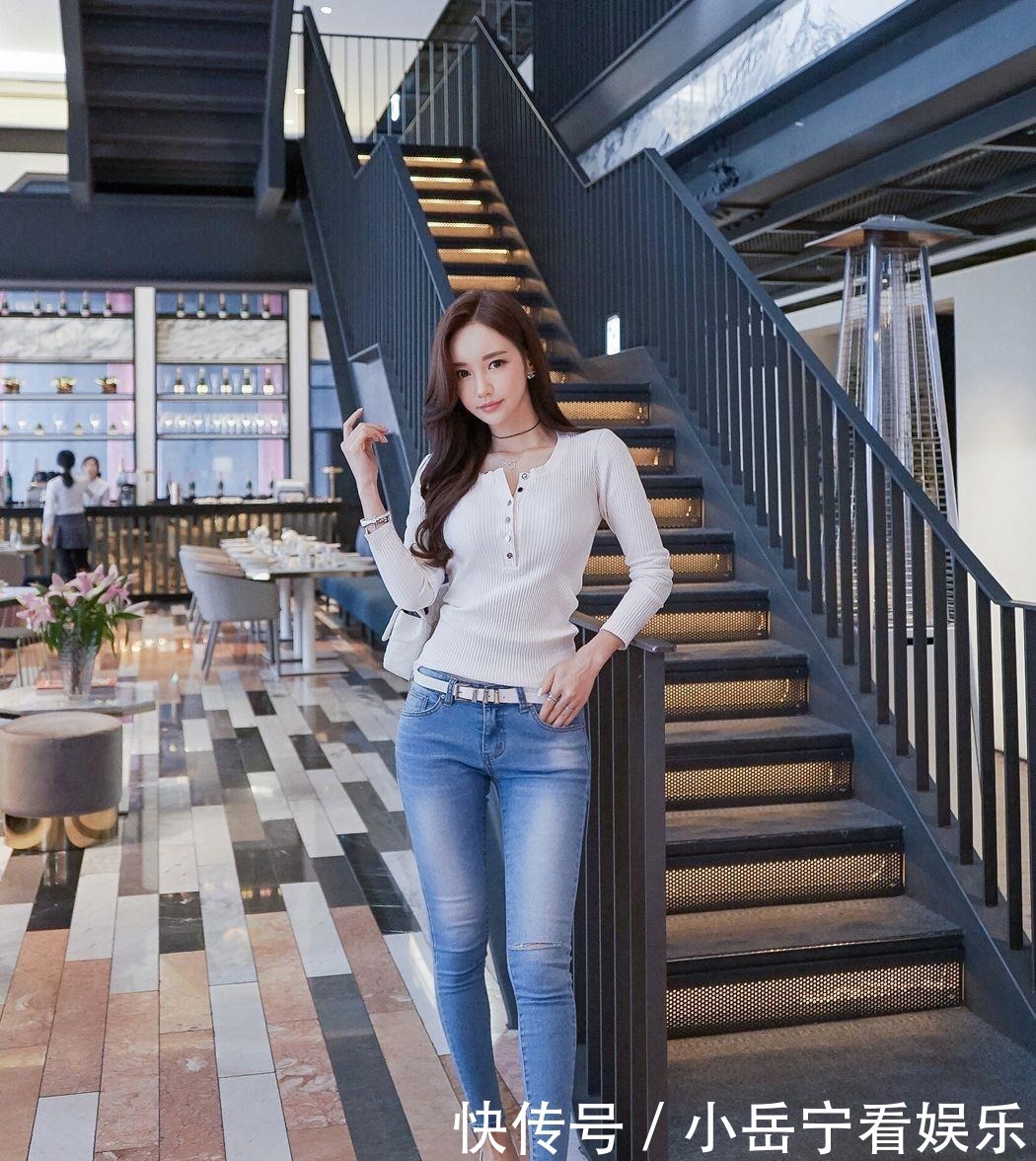 超美珠珠:休闲小憩暇白螺纹开领打底衫!