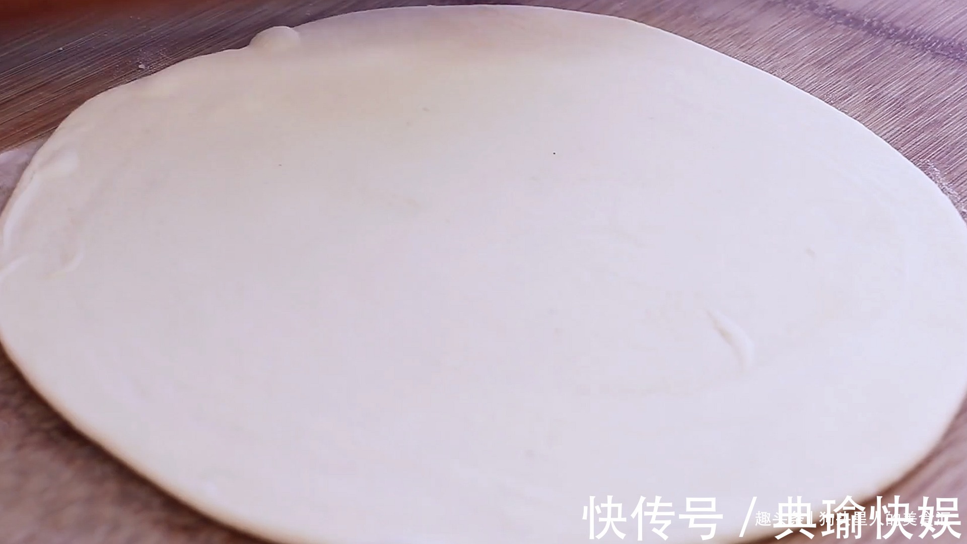 油酥|烙饼时,不要直接烙,多加这两步,饼柔软又起层,3分钟就能出锅