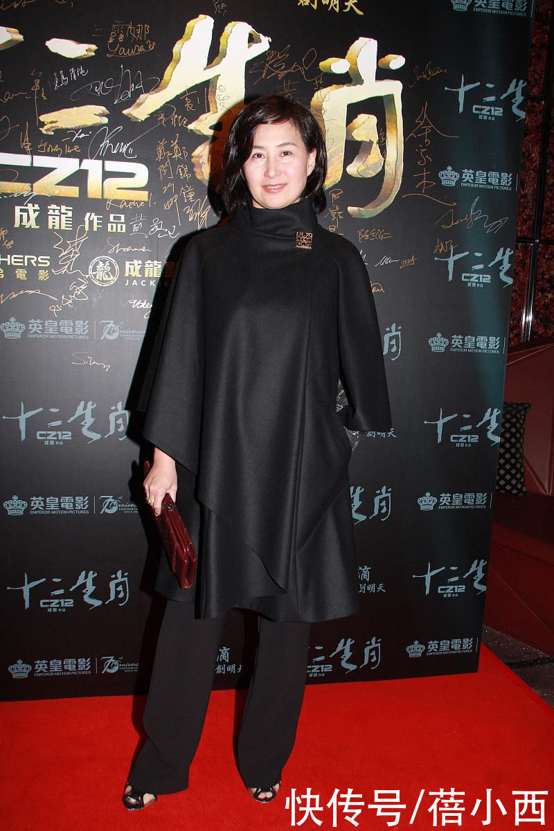 looks|何超琼根本不用扮嫩，穿浅紫色连衣裙配短卷发，气场很难被超越