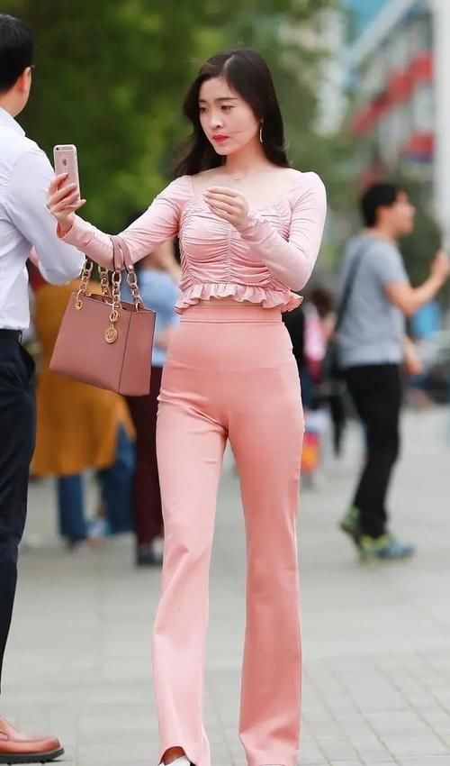 衣裤|粉红色打底裤搭配时尚上衣，甜美好看，快来看看