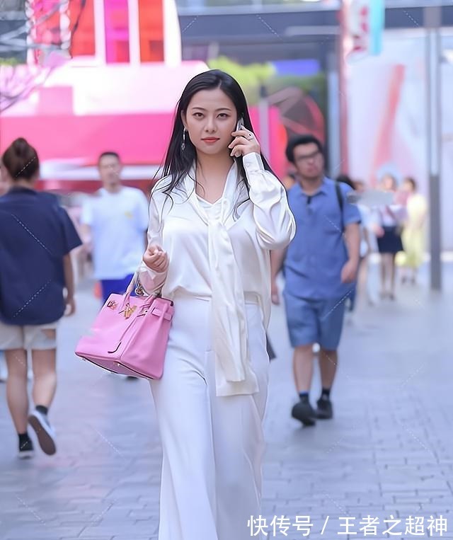 穿搭 简洁的白色职业套装,端庄又大气,尽显知性美感!