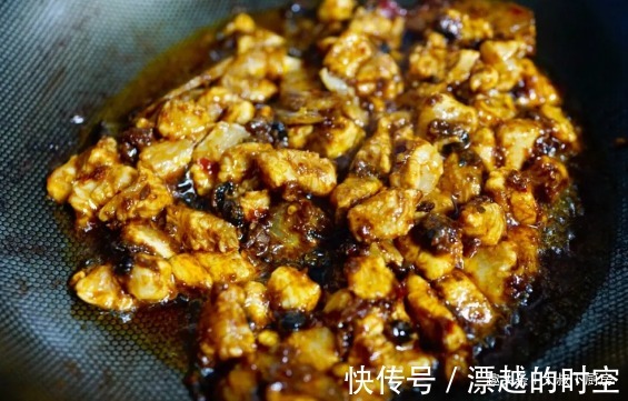 大叔炒的辣椒鸡丁,做法简单,好吃下饭,肉比外面给的多!