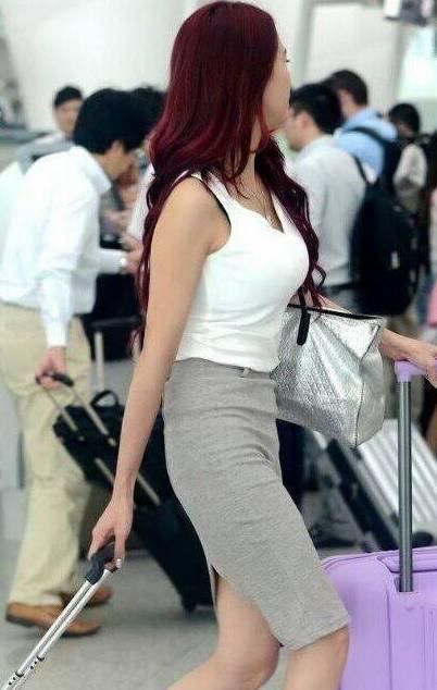 街拍搭配紧身装扮的高挑美女,大气时髦又显瘦